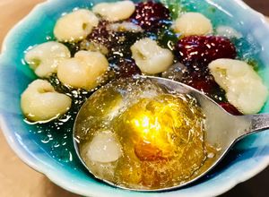 Hình của món Chè dưỡng nhan: nhựa đào+tuyết yến+sen tuyết.