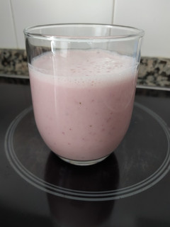 Una foto de Batido de fresas y plátano