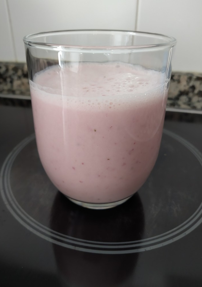 Una foto de Batido de fresas y plátano