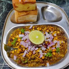A picture of Misal pav.
