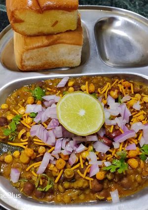A picture of Misal pav.
