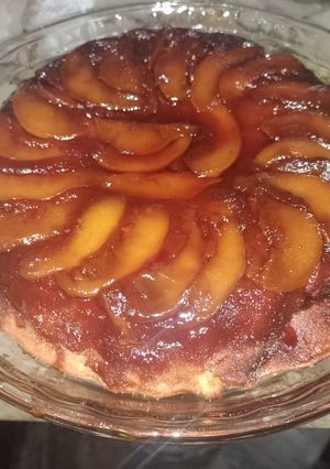Una foto de Torta invertida de durazno