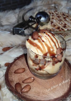 Une photo de Une glace au caramel et amande