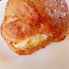 A picture of Brown rolls sandwiches.