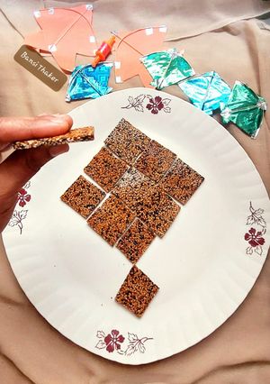 સફેદ અને કાળા તલ ની ચીક્કી (White Black Til Chikki Recipe In Gujarati) રેસીપી મુખ્ય ફોટો