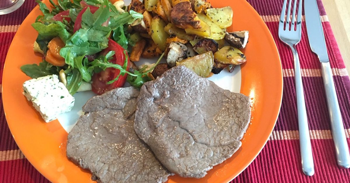Rinder Minutensteaks Mit Ofengemüse Und Buntem Salat Rezept von Sophie ...