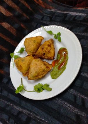 બટાકાના સમોસા (Potato Samosa Recipe In Gujarati) રેસીપી મુખ્ય ફોટો