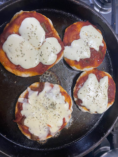 Una foto de Pizzetas caseras!😋🍕