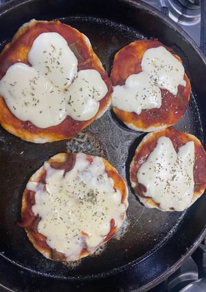 Una foto de Pizzetas caseras!😋🍕