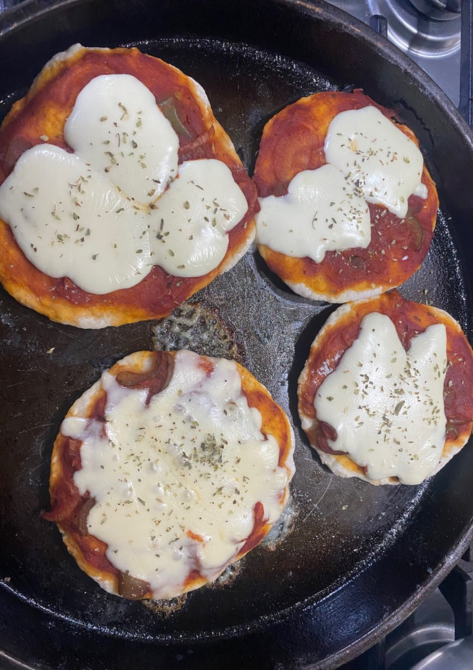 Una foto de Pizzetas caseras!😋🍕