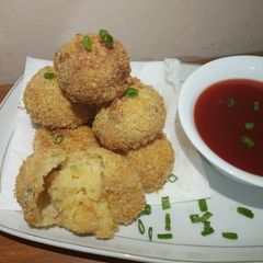 A picture of Baked potato cheese balls.
