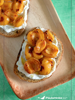 Foto principal de Desayuno saludable de tostadas con nísperos asados y requesón 🧡