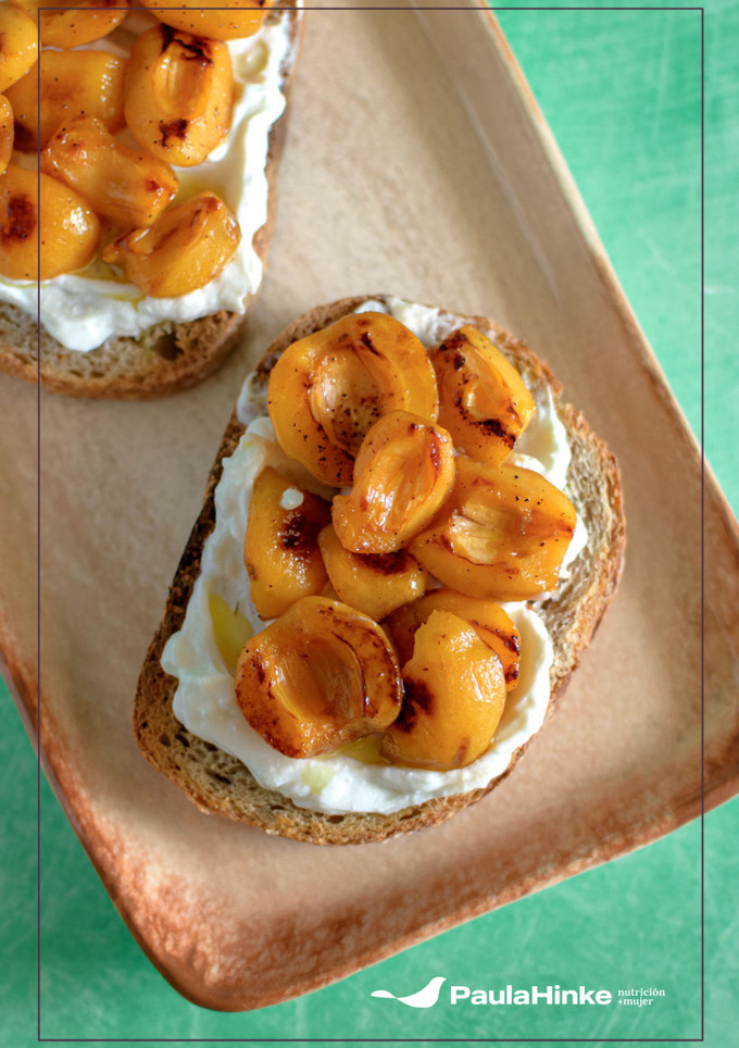 Una foto de Desayuno saludable de tostadas con nísperos asados y requesón 🧡
