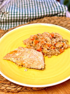 Una foto de Couscous con verduras y salmón, todo en la misma olla