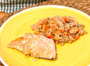 Foto principal de Couscous con verduras y salmón, todo en la misma olla