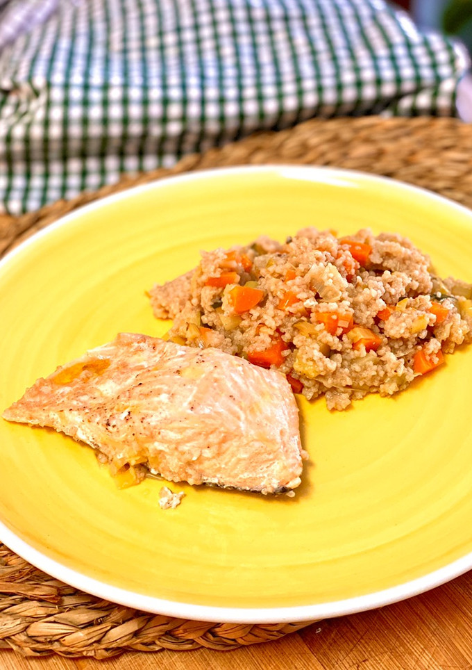 Una foto de Couscous con verduras y salmón, todo en la misma olla