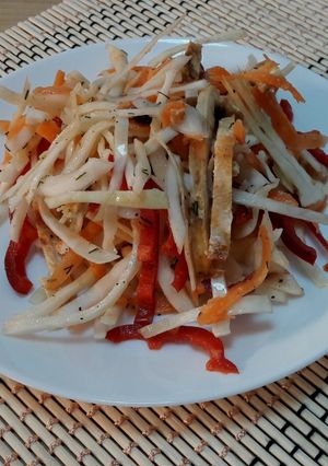 O poză a rețetei Salată de varza cu piept de pui.