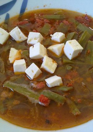 Una foto de Sopa de nopales con Chorizo