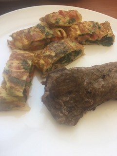 Una foto de Rollo de Huevo de Tomate, Espinaca y Albahaca