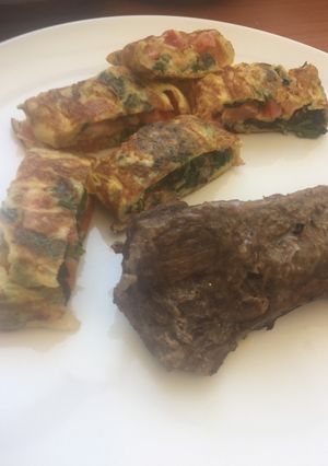 Una foto de Rollo de Huevo de Tomate, Espinaca y Albahaca