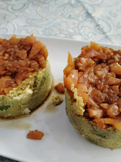 Una foto de Tartar de salmón, cuscús y huevo con salsa de mayonesa y mostaza