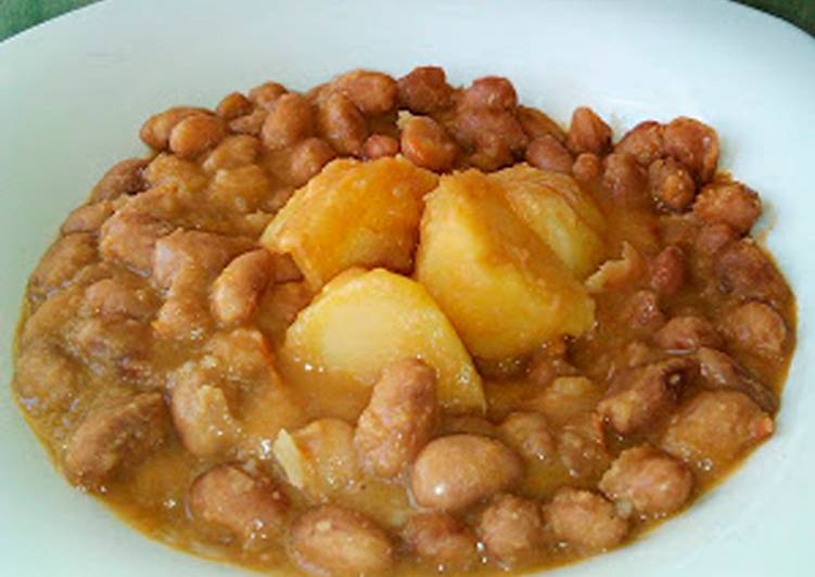 Guiso de judías pintas con patatas, en olla rápida