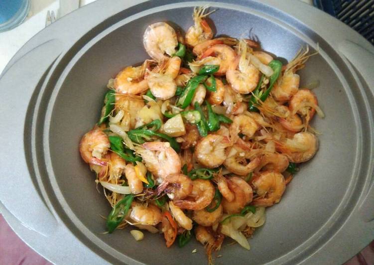 Langkah Mudah untuk Menyiapkan tumis udang cabe ijo bawang bombay, Lezat Sekali