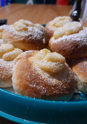 Una foto de Facturas con crema pastelera