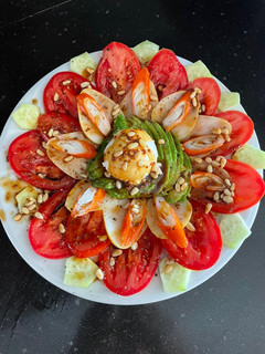 Una foto de Carpacho de tomate con diferentes frutas y surimi ❤️❤️❤️