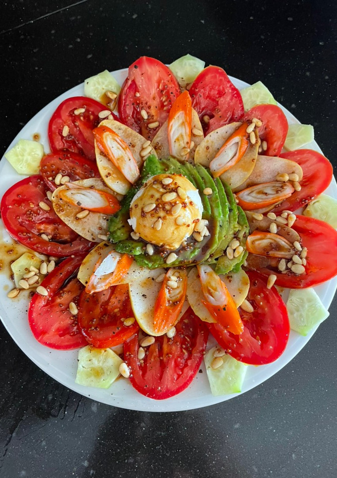 Una foto de Carpacho de tomate con diferentes frutas y surimi ❤️❤️❤️