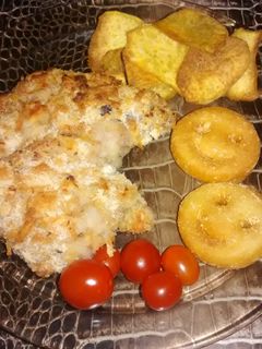 Una foto de Costeletitas de cerdo con croute de queso y chips de batata 