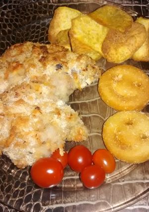 Una foto de Costeletitas de cerdo con croute de queso y chips de batata