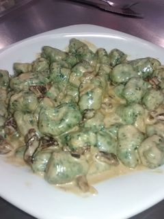 Una foto de Ñoquis de Espinaca con Salsa de Hongos de Pino 