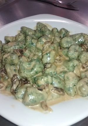Una foto de Ñoquis de Espinaca con Salsa de Hongos de Pino 
