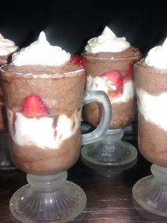 Una foto de Copas Mousse de Chocolate y Frutillas 