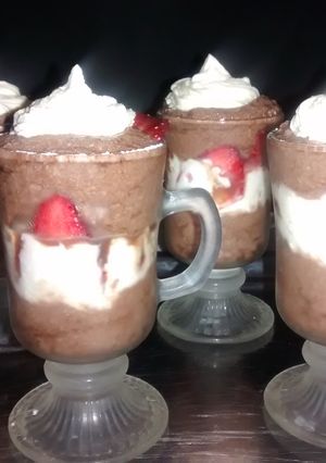 Una foto de Copas Mousse de Chocolate y Frutillas 