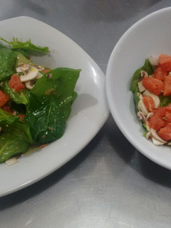 Una foto de ENSALADA DE ESPINACA, POMELO ROSADO Y CHAMPIGÑONES
