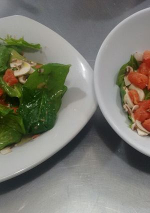 Una foto de ENSALADA DE ESPINACA, POMELO ROSADO Y CHAMPIGÑONES
