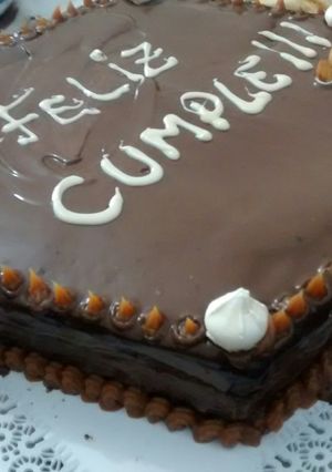 Una foto de TORTA " FELIZ CUMPLE" DE CHOCOLATE