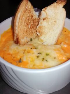 Una foto de Sopa de zanahorias con tostadas gratinadas 