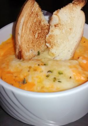 Una foto de Sopa de zanahorias con tostadas gratinadas 