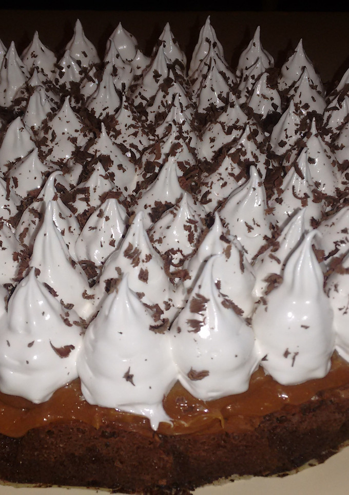 Una foto de Brownie con dulce de leche y merengue italiano 