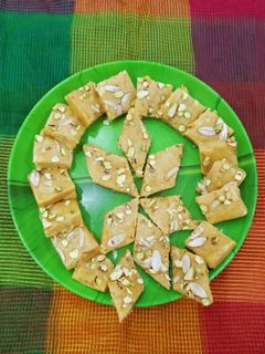 মুগ ডালের বরফি (moong daler barfi recipe in Bengali) রেসিপির প্রধান ছবি