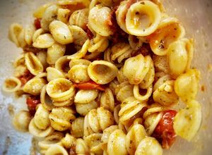 Una foto de Orecchiette con tomates cherry confitados
