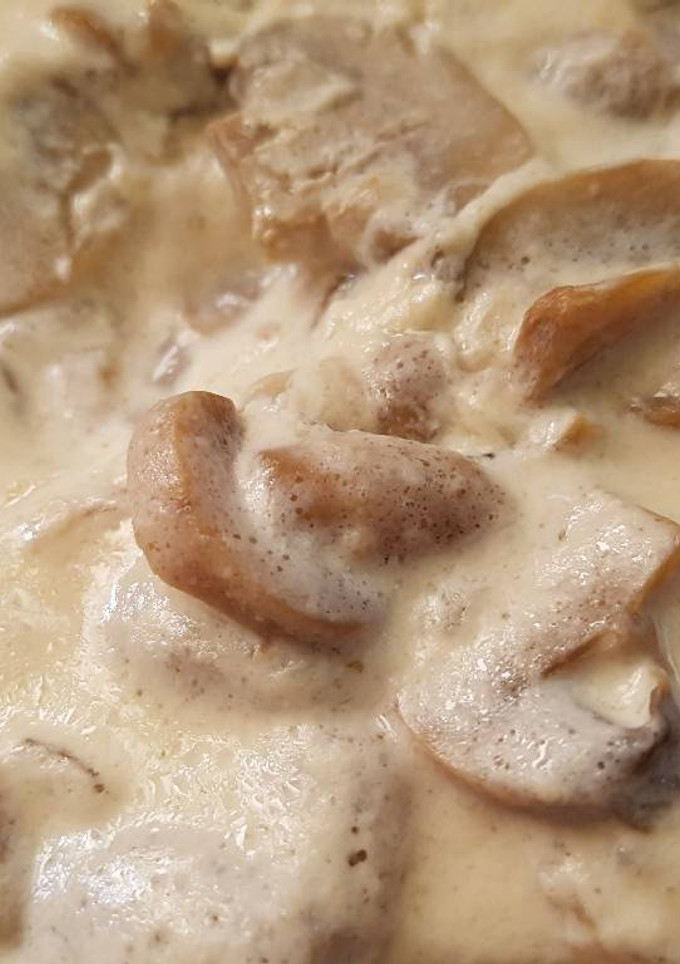 Una foto de Filetes de ternera con salsa de champiñones y nata 😋🍽