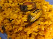Una foto de mejillones en escabeche arroz