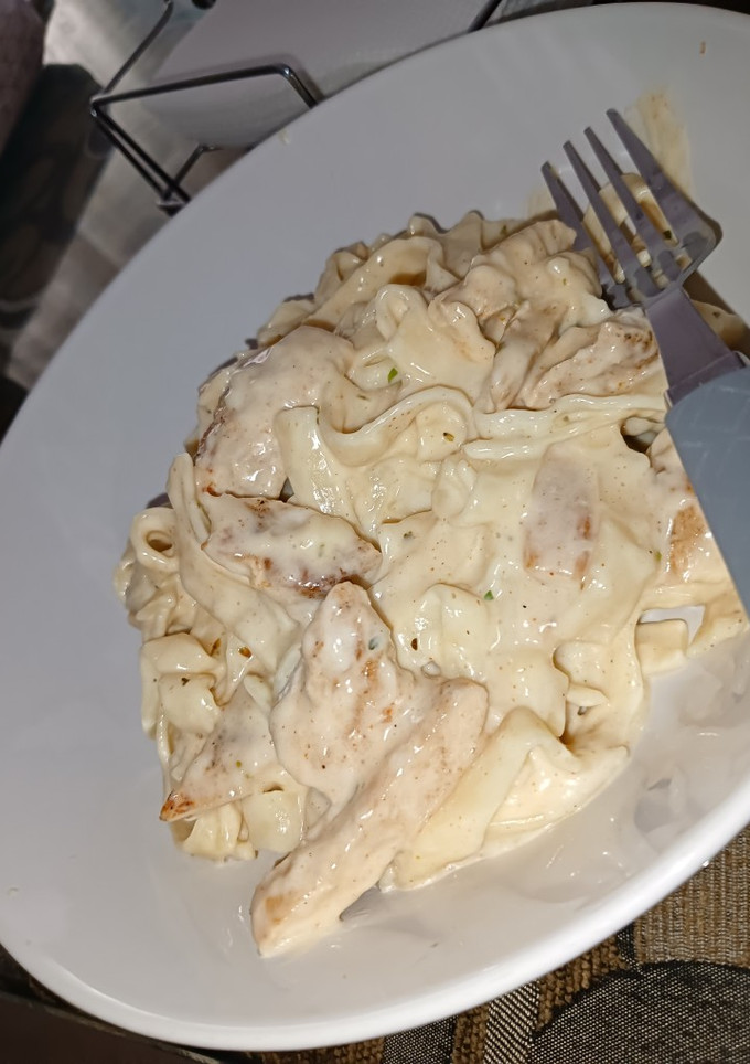 Una foto de Tallarines en salsa Alfredo