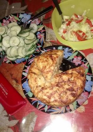Una foto de Tortilla de papas y cebollas con ensaladas 😉