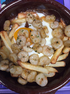 Una foto de Sartén con gambas, huevo y patata versión horno
