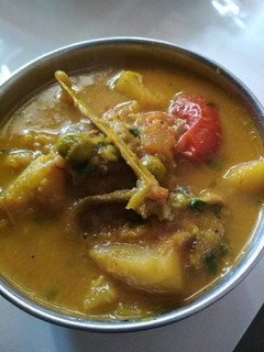आलू बेंगन मटर की सब्जी (Aloo bengan matar ki sabji recipe in hindi) रेसिपी मुख्य फोटो